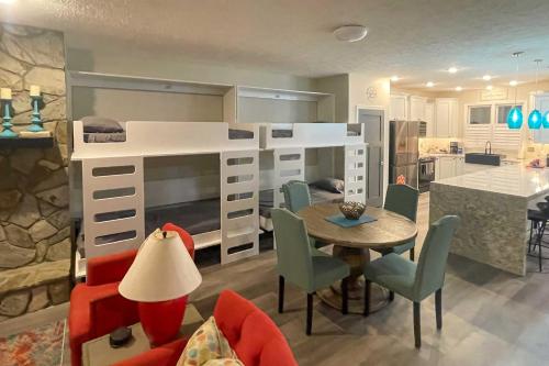 Lake Keowee Resort Condo with Balcony and Pool Access! Lake Keowee Resort Condo with Balcony and Pool Access!