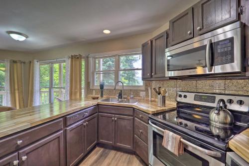 Banner Elk Condo about 4 Mi to Sugar Mountain Resort! in Banner Elk