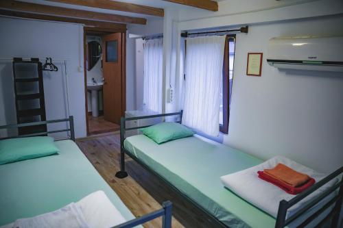 2 twin beds