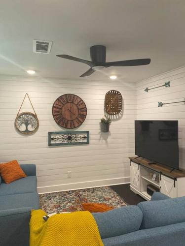 Cozy 2-bedroom Farmhouse with parking on premise in Smyrna
