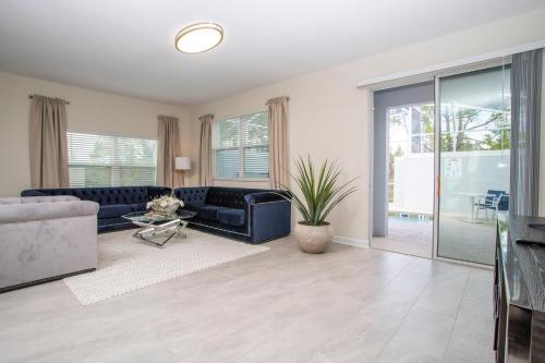 Stunning 5 Bd w/ Pool Close to Disney 8955 - image 6