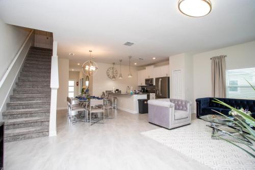 Stunning 5 Bd w/ Pool Close to Disney 8955 - image 11
