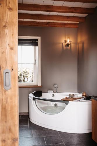 Гореща вана, -NIEUW- Luxe & sfeervol Vakantiehuis Tholen in Толен