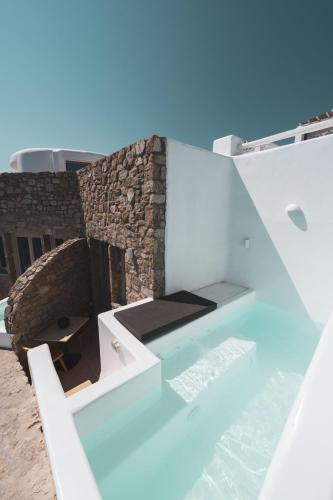 Suite con vistas directas al mar y piscina pequeña al aire libre