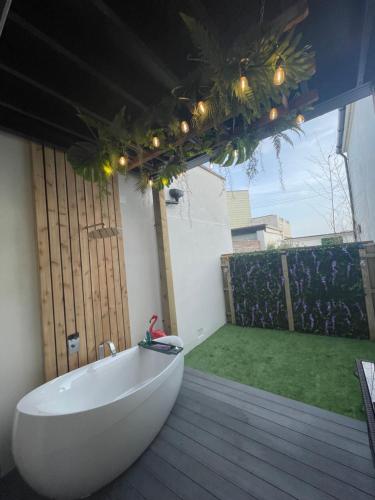 The Jungle Apartment - by Coastline Retreats - Jungle Themed Garden Apartment - Outdoor Bath - Next  near Southbourne Beach