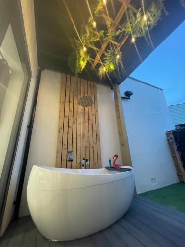 The Jungle Apartment - by Coastline Retreats - Jungle Themed Garden Apartment - Outdoor Bath - Next  near Southbourne Beach