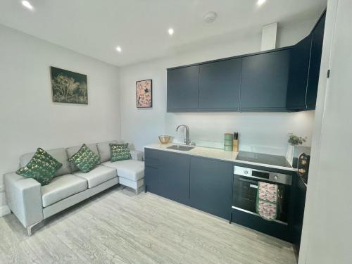 The Jungle Apartment - by Coastline Retreats - Jungle Themed Garden Apartment - Outdoor Bath - Next  near Southbourne Beach