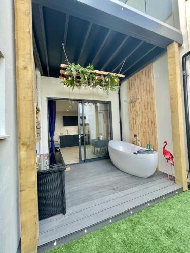 The Jungle Apartment - by Coastline Retreats - Jungle Themed Garden Apartment - Outdoor Bath - Next  near Southbourne Beach