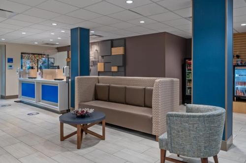 Holiday Inn Express Hotel & Suites Woodbridge