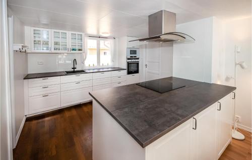 virtuve, Nice Home In Hallaryd With Kitchen in Torsholma