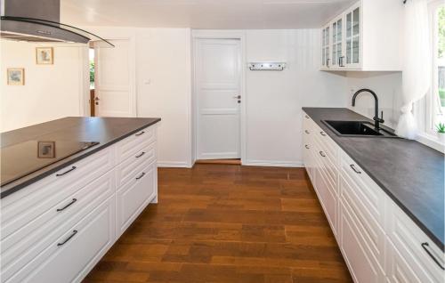 virtuve, Nice Home In Hallaryd With Kitchen in Torsholma