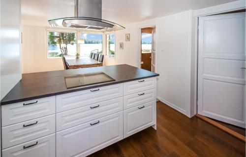 virtuve, Nice Home In Hallaryd With Kitchen in Torsholma
