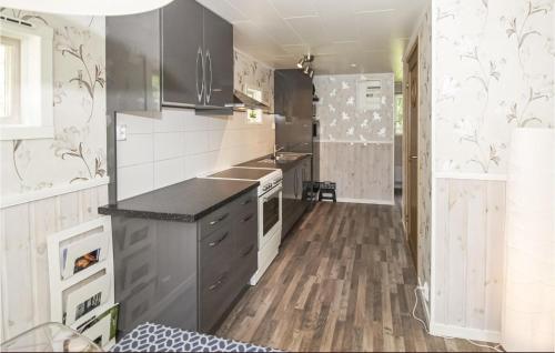 virtuve, Nice Home In Hallaryd With Kitchen in Torsholma