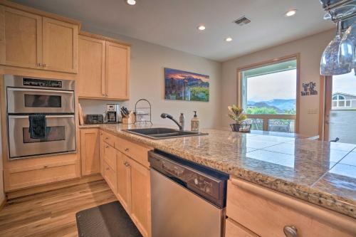 Lake Chelan Home in Private Community w/ Lake View in Mensona (WA)