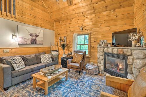 Cozy Retreat with Porch and Double JJ Resort Access! in Rothbury, USA