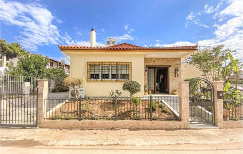 Stunning home in Attika with WiFi and 3 Bedrooms gîte à louer Áyios Spirídhon