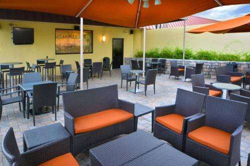 Pub/Lounge, Rosen Inn Closest to Universal in Orlando (FL)