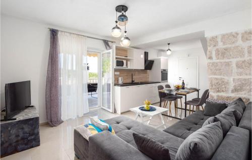 3 Bedroom Cozy Home In Povlja 5