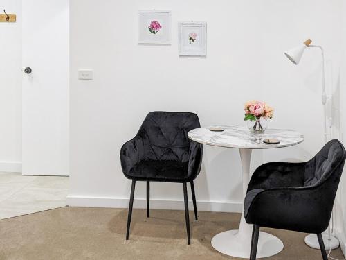 Rosie – Deluxe Queen Studio with Bath, ground floor