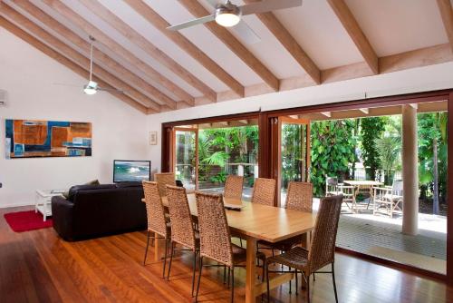 7 Depper Cosy Beach House in Central Sunshine Beach