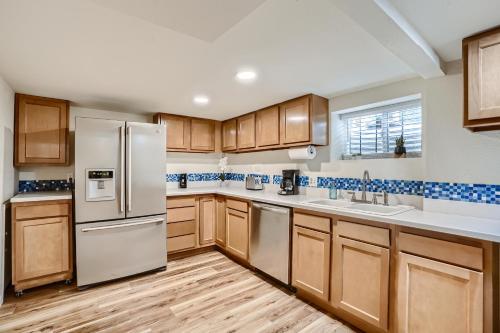 Sloans Lake Getaway - Basement Apartment Near Broncos and Downtown Denver in Lakewood, USA