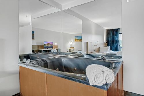 อ่างแช่น้ำร้อน, Waterbird Lakeside Inn in เชสเตอร์ตัน (IN)