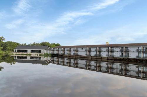 Waterbird Lakeside Inn - 숙소 외관
