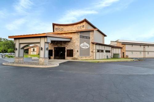 Waterbird Lakeside Inn - image 12