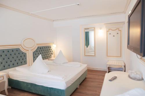 Hotel Miruna Room Type - Suite with Balcony and Mountain View