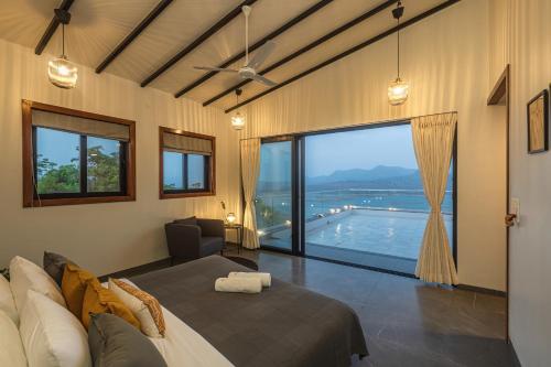 SaffronStays Ahilya Waters - 3BR Pawna villa, infinity pool, 270 terrace views, bonfire & AD-feature in Kolechafesar