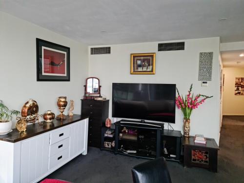 Lovely waterfront condo with swimming pool and gym in the heart of Docklands