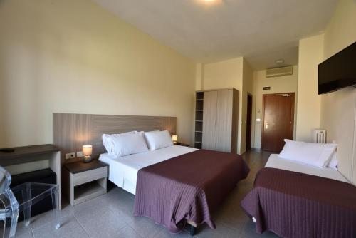 1 queen bed, 2 twin beds
