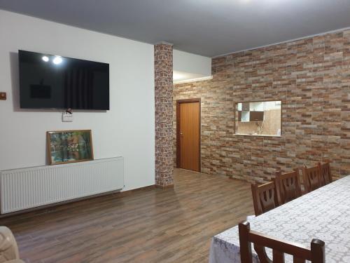 Casa Alin Poiana Mărului (Casa Alin Poiana Marului) in Turnu Ruieni