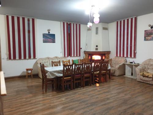 Casa Alin Poiana Mărului (Casa Alin Poiana Marului) in Turnu Ruieni