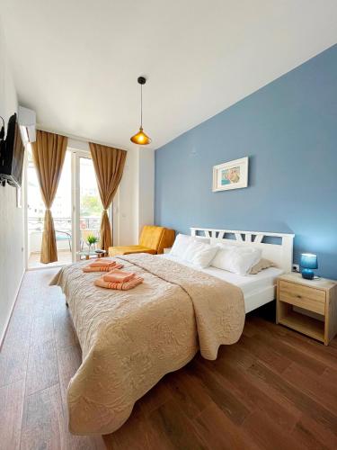 1 twin bed, 1 sofa bed