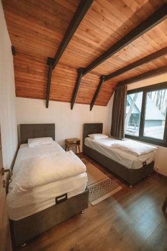 1 double bed, 2 twin beds