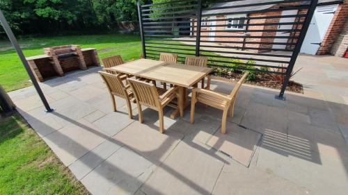 Létesítmények, Oulton Park Lodge in Little Budworth