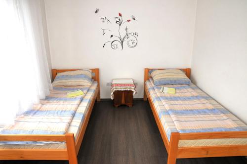 2 twin beds