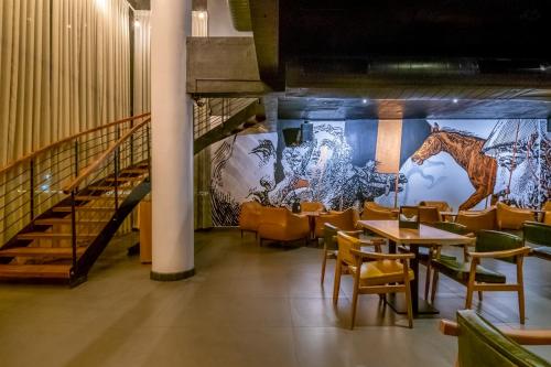 ห้องอาหาร, Samasth Palatial by Yuvraj group of Hotels in ลักษมีกัณฐ์นคร