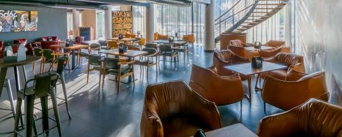 ห้องอาหาร, Samasth Palatial by Yuvraj group of Hotels in ลักษมีกัณฐ์นคร