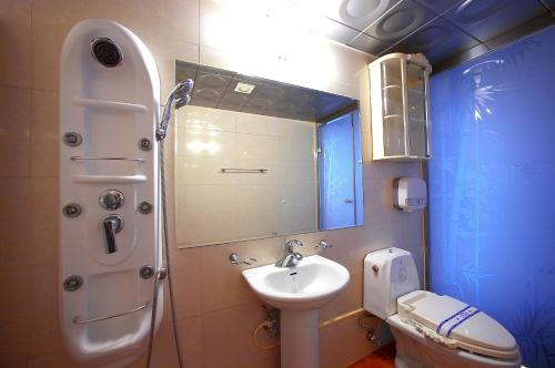 Bathroom, New World Hotel in Yongsan