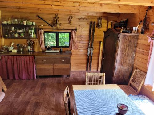 Srub na svahu sjezdovky v Radvanicích (Srub na svahu sjezdovky v Radvanicich) in ชวาเลซ