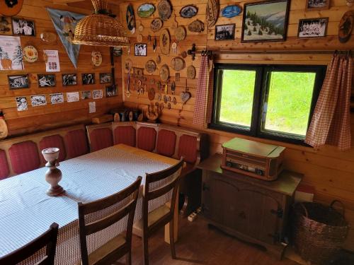 Srub na svahu sjezdovky v Radvanicích (Srub na svahu sjezdovky v Radvanicich) in ชวาเลซ