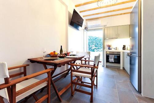 Droufakos’ home - Beachfront Lux 2BD apt. w. Views in Cherronisos