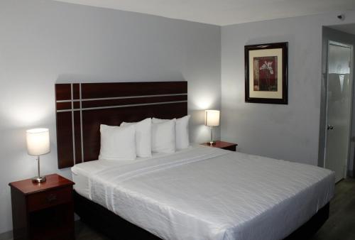 Rancho San Diego Inn & Suites