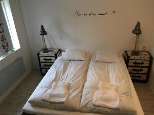 1 queen bed, 2 bunk beds
