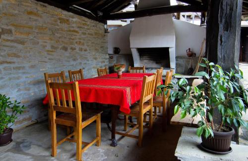 Iekārtas, Dedovite Kashti in Stefanova