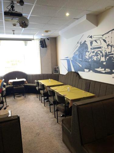 Springfield Hotel - image 12