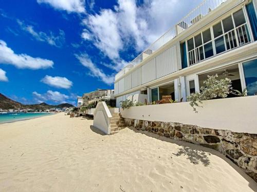 Paradis Caraibes 1, feet in the water in Grand Case