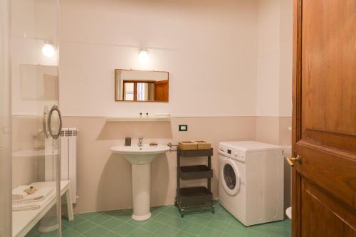 5-Bedroom Holiday Apartments in Campo de Fiori - image 6